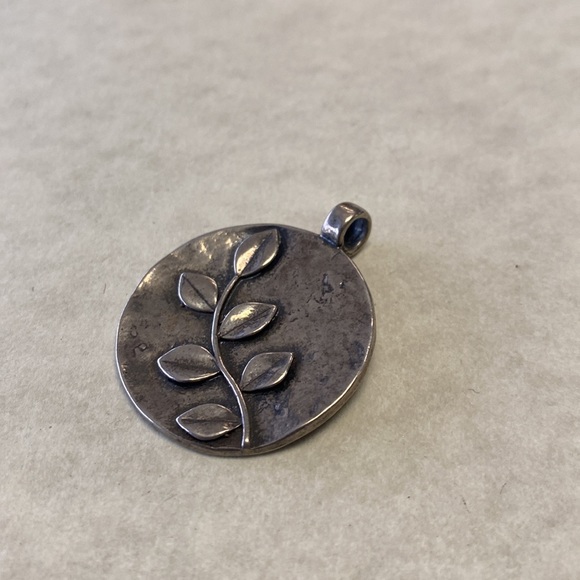 Made in Israel hammered sterling silver 925 leaf disc pendant - Picture 2 of 4